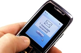 Celular com aviso de SMS recebido